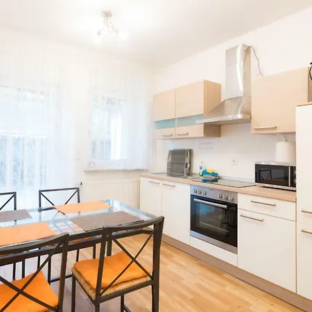Apartment Private With Direct Subway Entrance