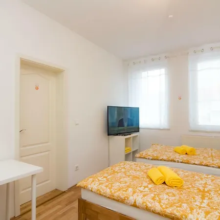 Appartement Private With Direct Subway Entrance
