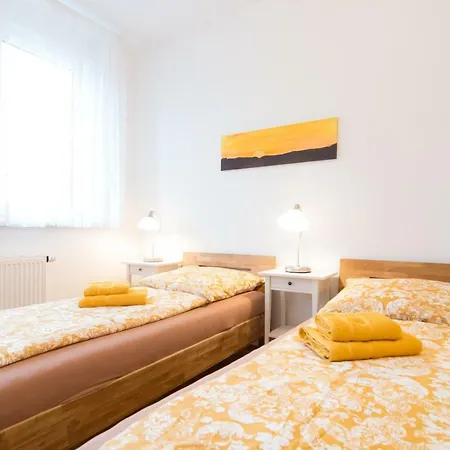Private With Direct Subway Entrance Appartement