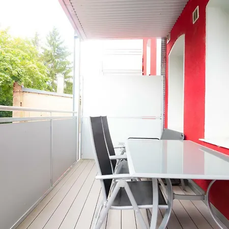 Private With Direct Subway Entrance Appartement